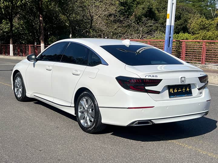 Фото 4 - Honda Accord