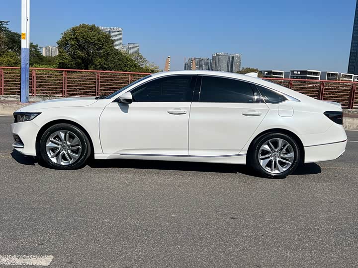 Фото 8 - Honda Accord