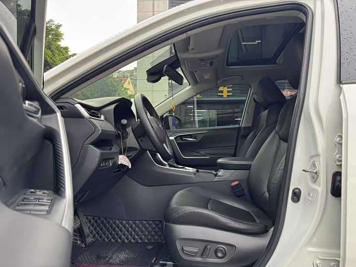 Фото 5 - Toyota RAV4