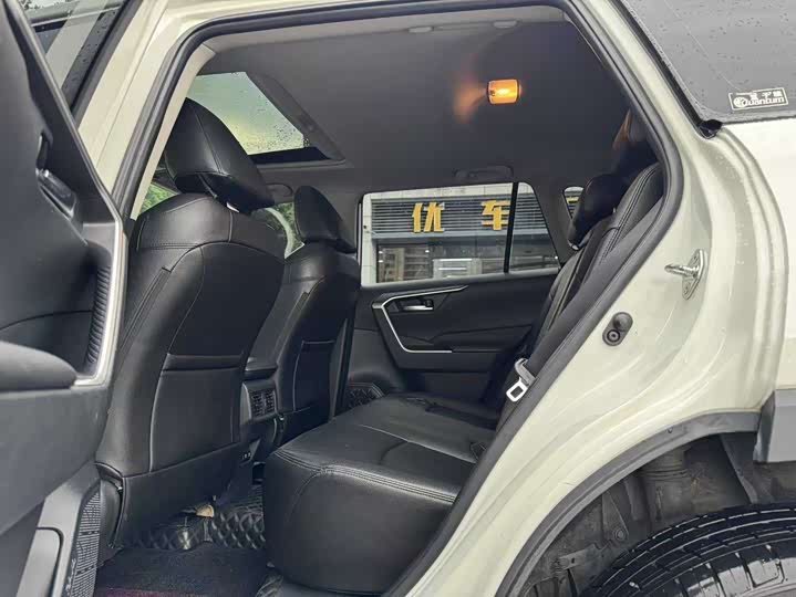 Фото 6 - Toyota RAV4