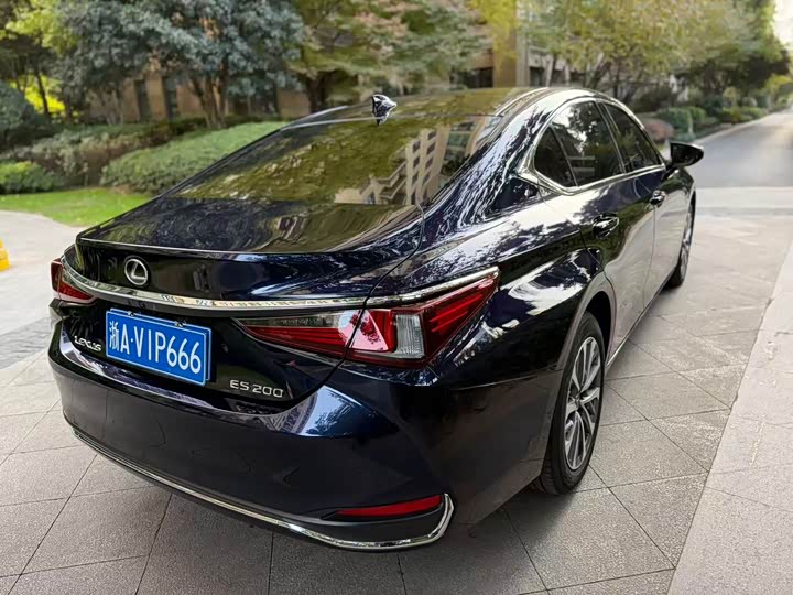 Фото 6 - Lexus ES