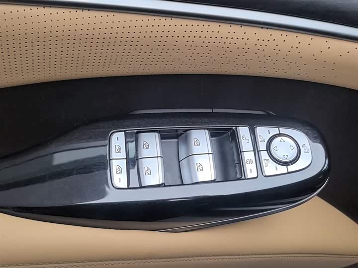 Фото 9 - Denza D9