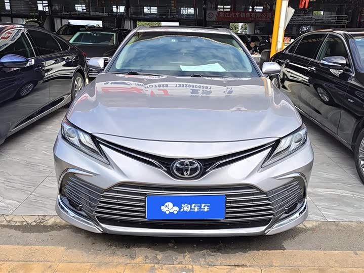 Фото 2 - Toyota Camry