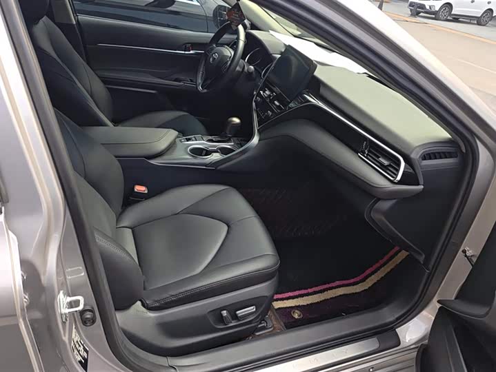 Фото 8 - Toyota Camry