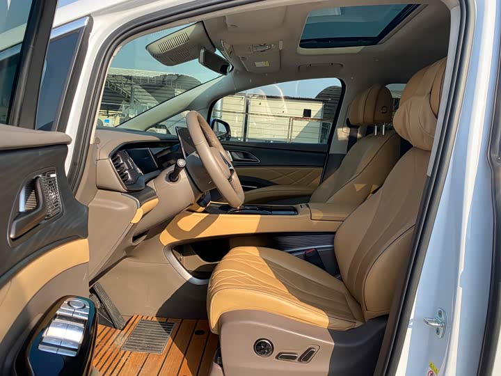 Фото 9 - Denza D9