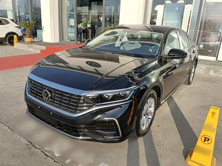 Фото 2 - Volkswagen Passat Hybrid