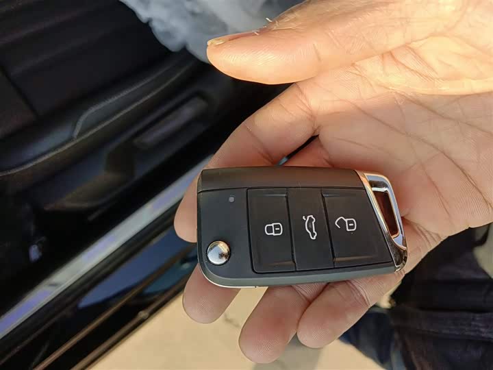 Фото 9 - Volkswagen Passat Hybrid