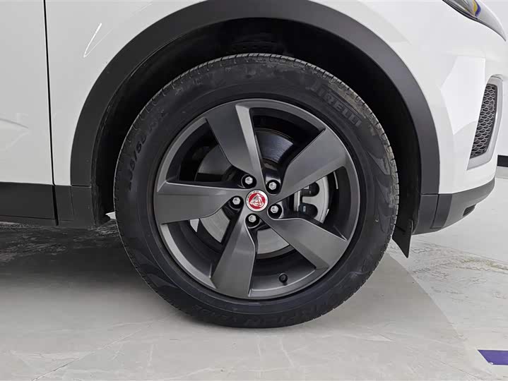 Фото 6 - Jaguar E-Pace