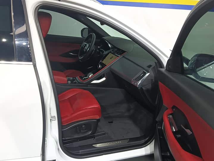 Фото 8 - Jaguar E-Pace