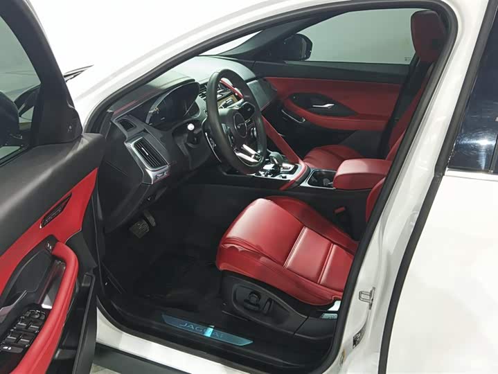 Фото 9 - Jaguar E-Pace