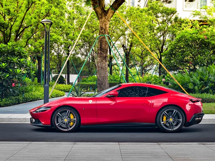 Фото 3 - Ferrari Roma