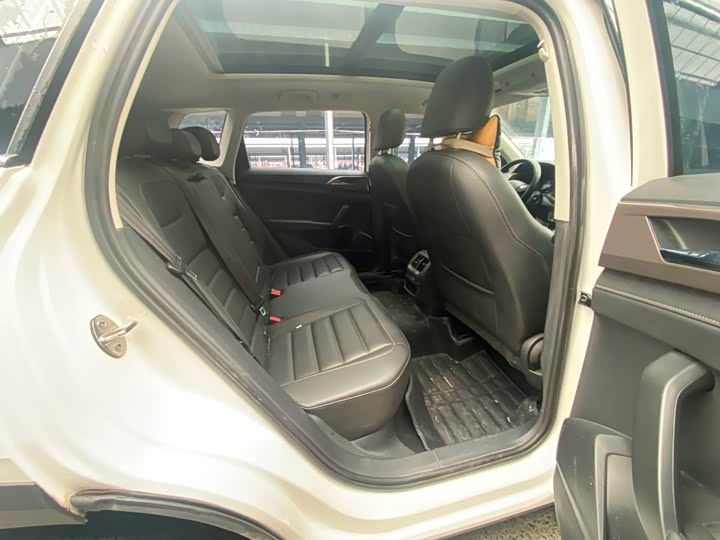 Фото 8 - Volkswagen Tharu