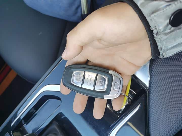 Фото 9 - Hongqi E-QM5