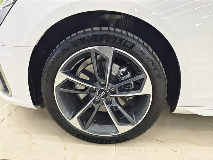 Фото 8 - Audi A4L