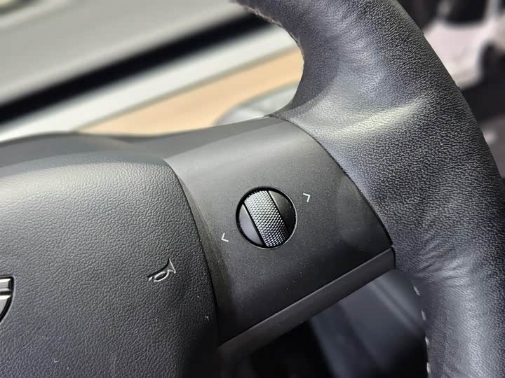 Фото 6 - Tesla Model 3