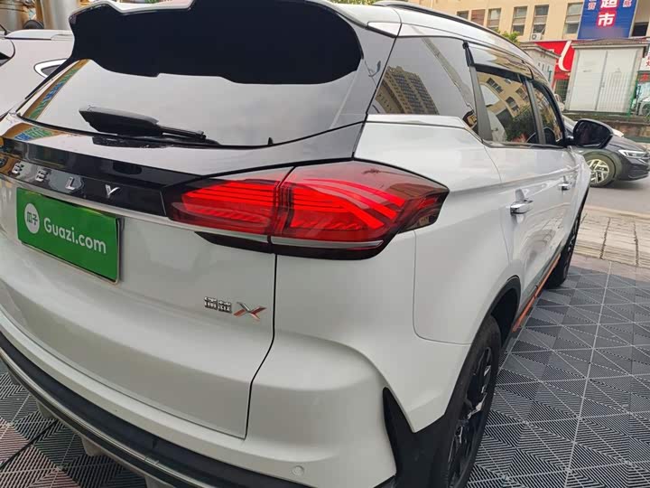 Фото 8 - Geely Atlas