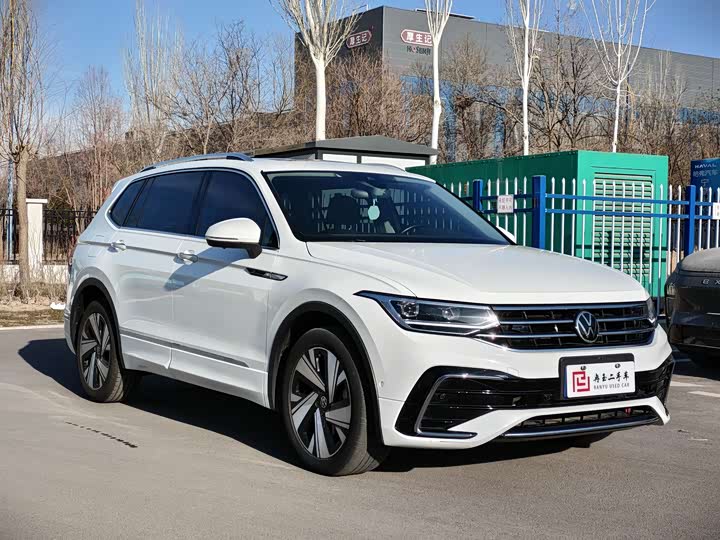 Фото 2 - Volkswagen Tiguan L Pro