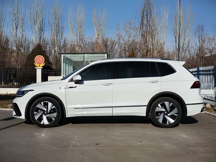 Фото 3 - Volkswagen Tiguan L Pro