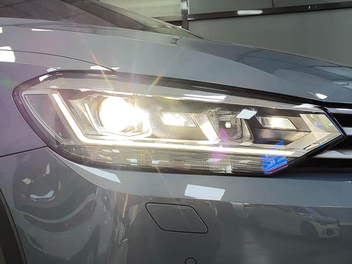 Фото 7 - Volkswagen Touran L