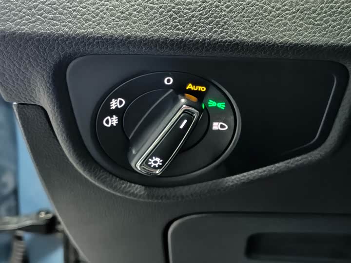 Фото 9 - Volkswagen Touran L