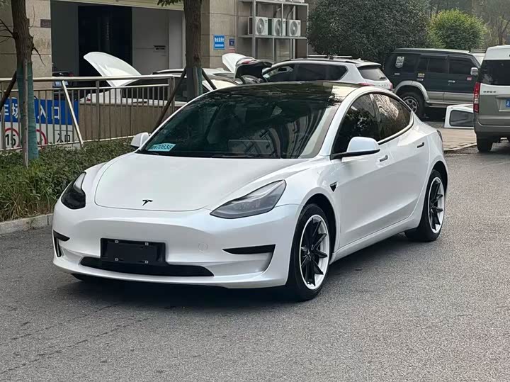 Фото 1 - Tesla Model 3