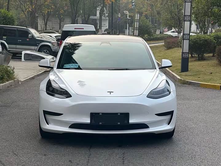 Фото 3 - Tesla Model 3