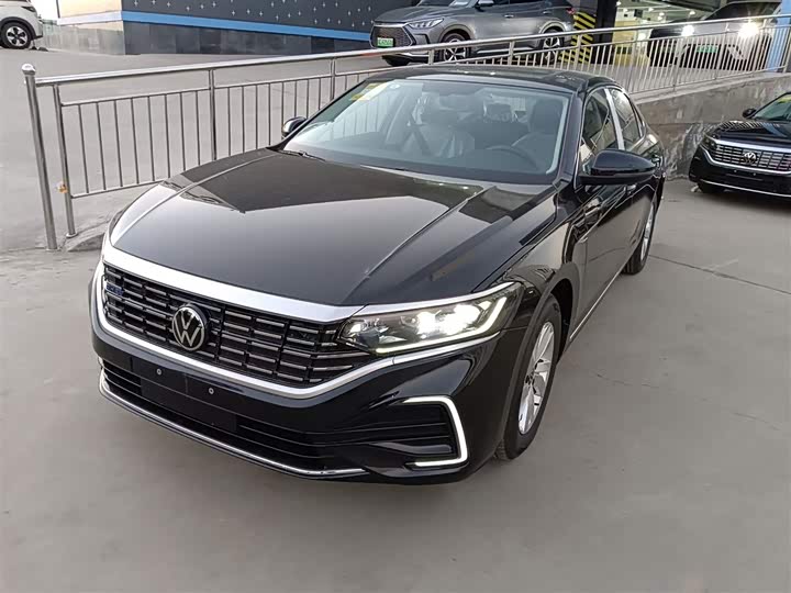Фото 2 - Volkswagen Passat Hybrid