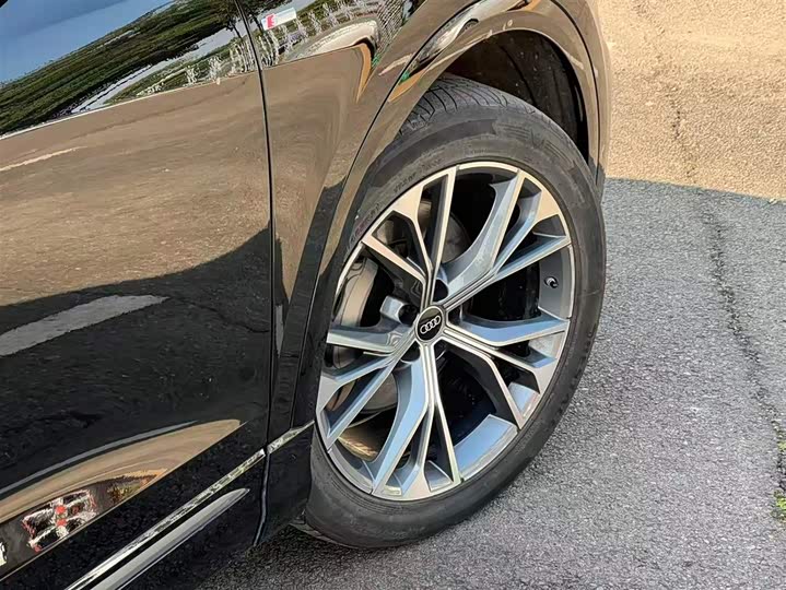 Фото 8 - Audi Q8