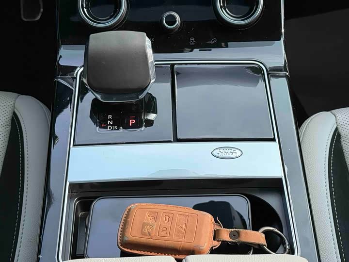 Фото 9 - Land Rover Range Rover Velar