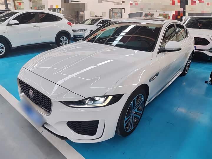 Фото 1 - Jaguar XE L
