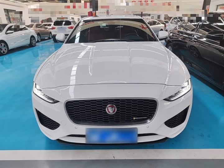 Фото 3 - Jaguar XE L