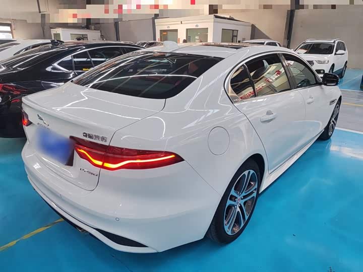 Фото 7 - Jaguar XE L