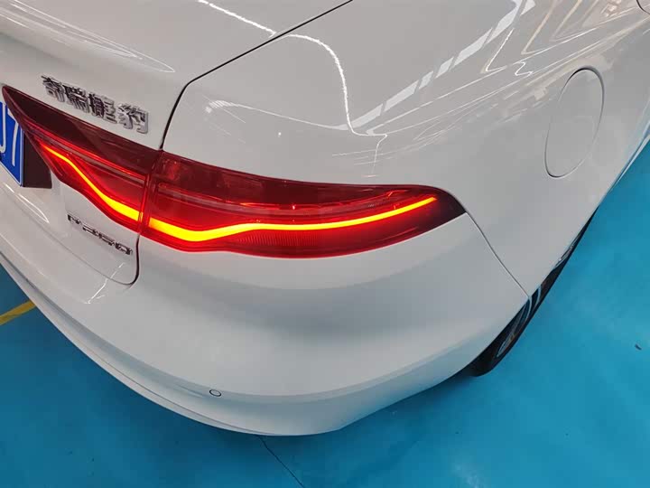 Фото 8 - Jaguar XE L