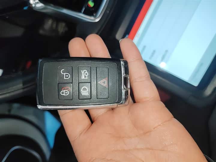 Фото 9 - Jaguar XE L