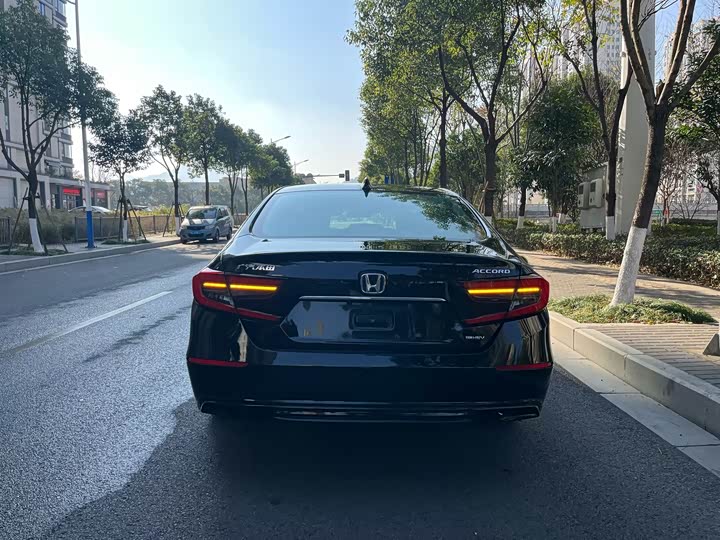 Фото 4 - Honda Accord