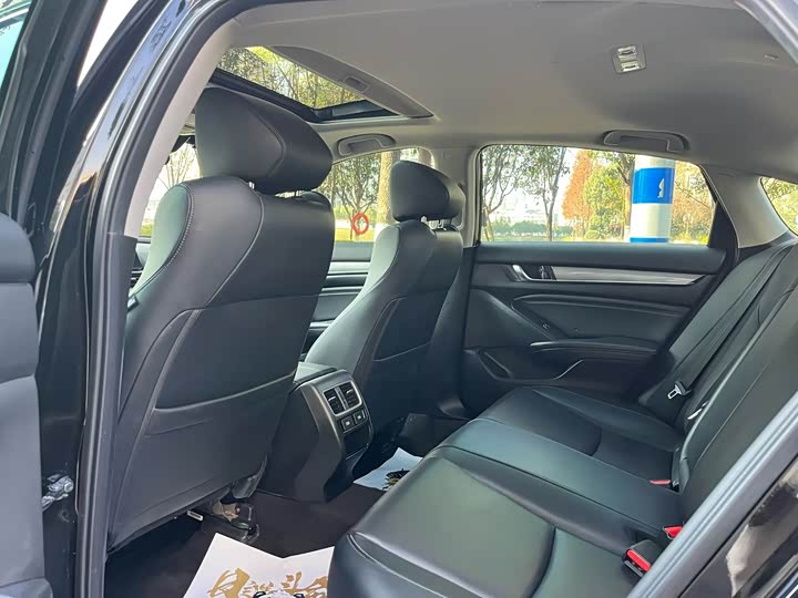 Фото 9 - Honda Accord