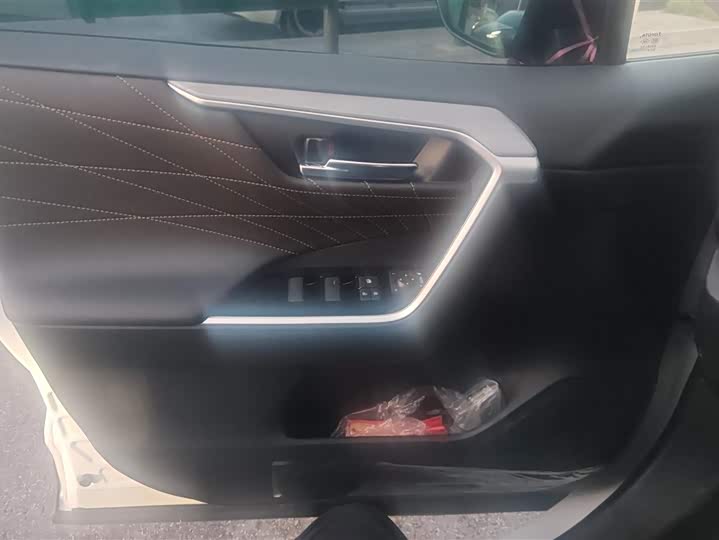 Фото 7 - Toyota RAV4