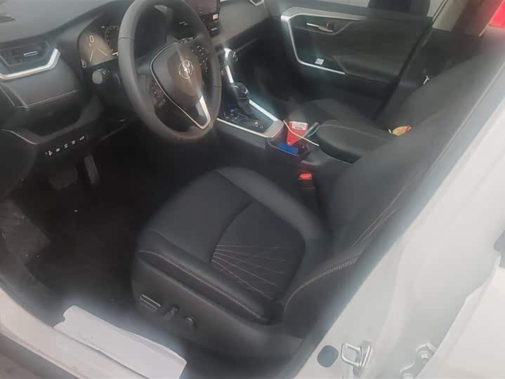 Фото 9 - Toyota RAV4