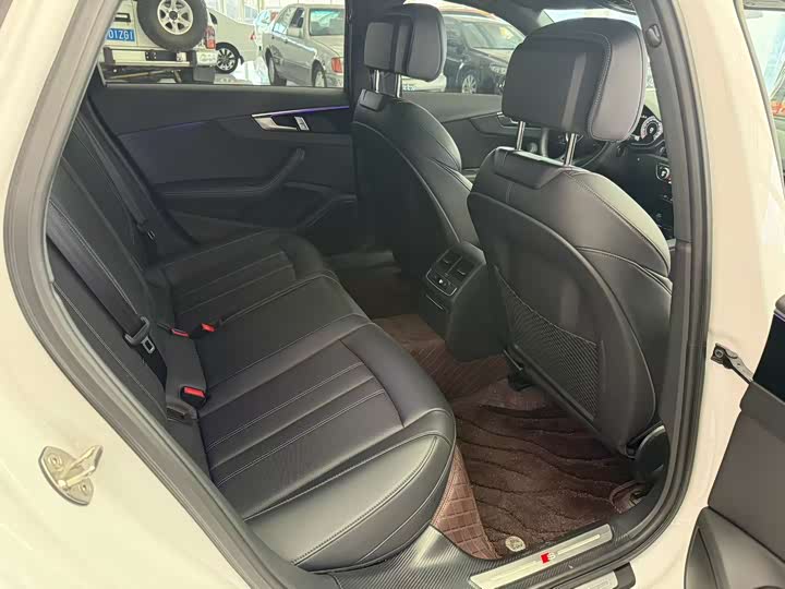 Фото 8 - Audi A4L