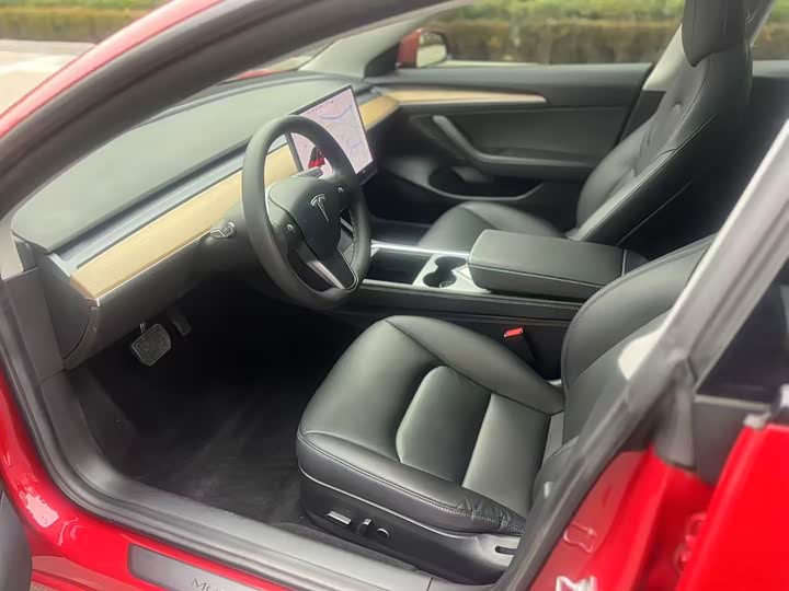 Фото 6 - Tesla Model 3