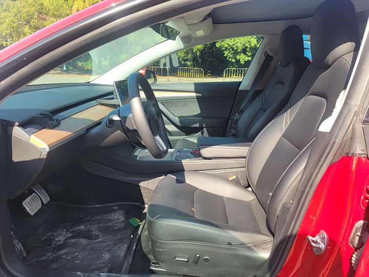 Фото 4 - Tesla Model 3