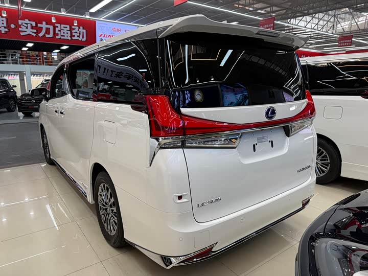 Фото 4 - Lexus LM