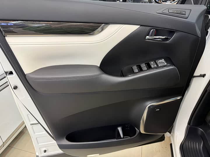 Фото 7 - Lexus LM