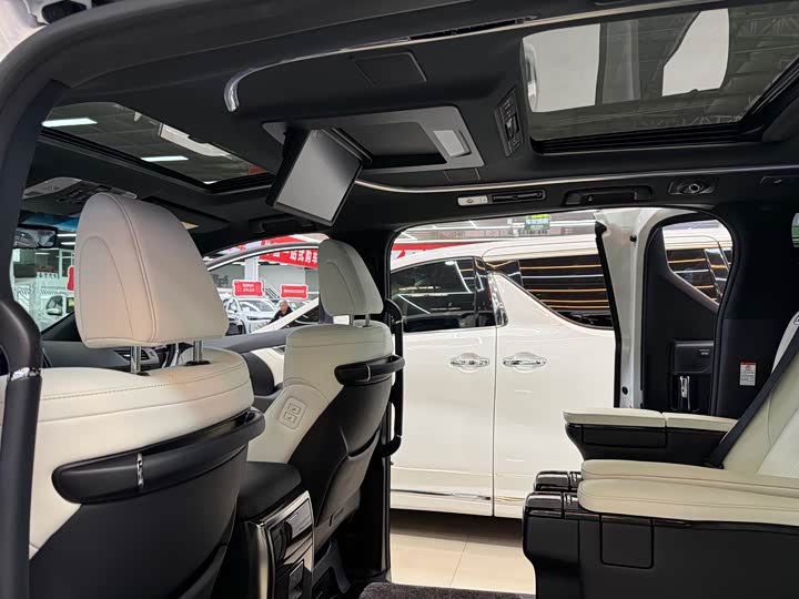 Фото 9 - Lexus LM