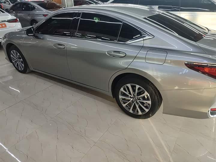 Фото 5 - Lexus ES