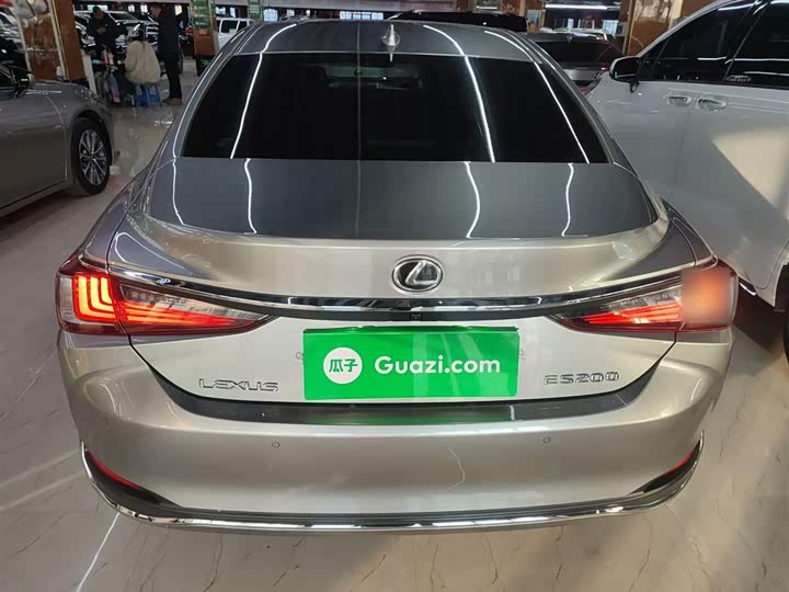 Фото 6 - Lexus ES