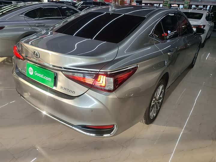 Фото 7 - Lexus ES
