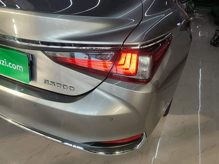 Фото 8 - Lexus ES