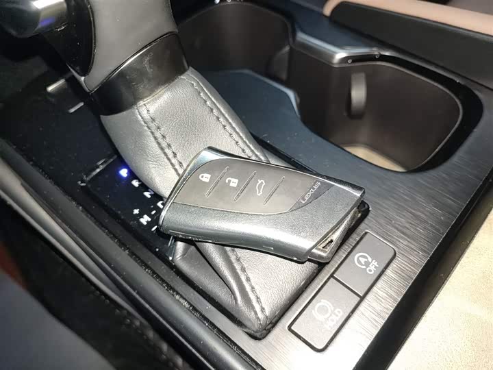 Фото 9 - Lexus ES