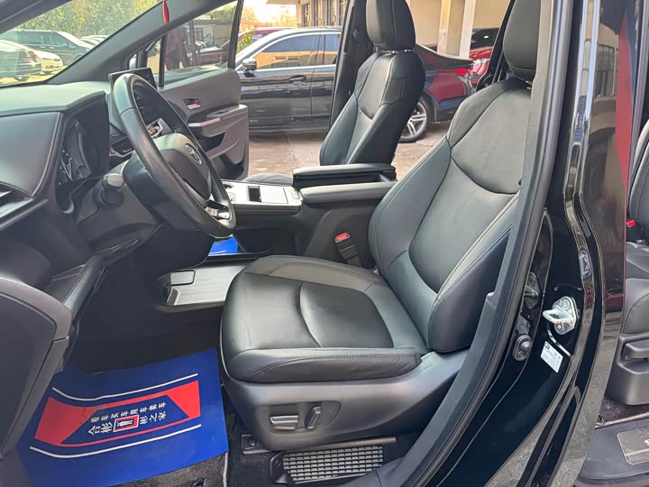 Фото 8 - Toyota Sienna